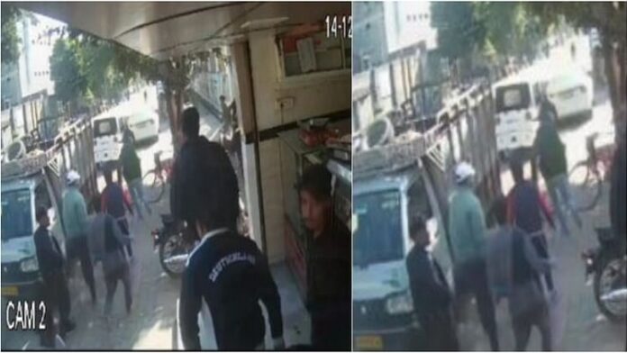 <b>भाजपा-संगठन-चुनाव-में-हुई-हिंसा,-आगरा-में-लाठी-डंडों-का-हुआ-प्रयोग</b>