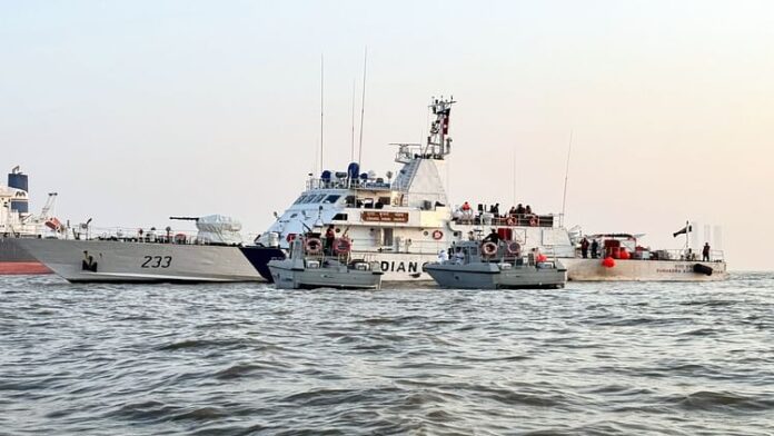 <b>मुंबई-नौका-हादसा:-लापता-सात-वर्षीय-बच्चे-की-खोज-जारी,-नौसेना-ने-की-जांच</b>