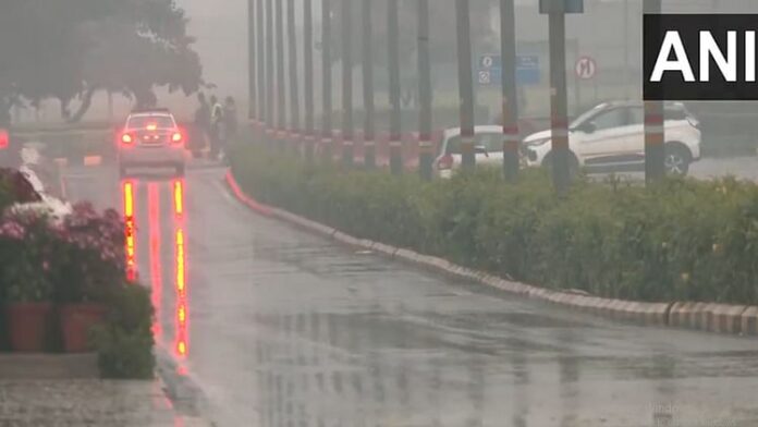 <b>दिल्ली-में-सर्दी-बढ़ने-का-कारण-बनी-झमाझम-बारिश,-अगले-दिनों-में-और-होगी-बारिश</b>