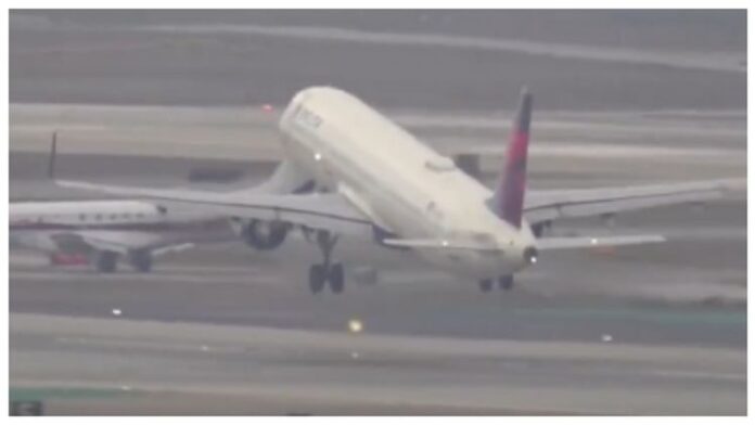 <b>लॉस-एंजेलेस-एयरपोर्ट-पर-विमानों-के-टकराने-से-बचने-की-घटना,-एटीसी-की-सतर्कता-रही-महत्वपूर्ण!</b>