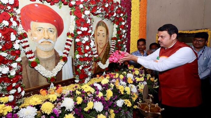 <b>सावित्रीबाई-फुले-के-आदर्शों-पर-चलेगी-महाराष्ट्र-सरकार,-स्मारक-का-कार्य-जल्द-पूरा-होगा:-सीएम-फडणवीस</b>