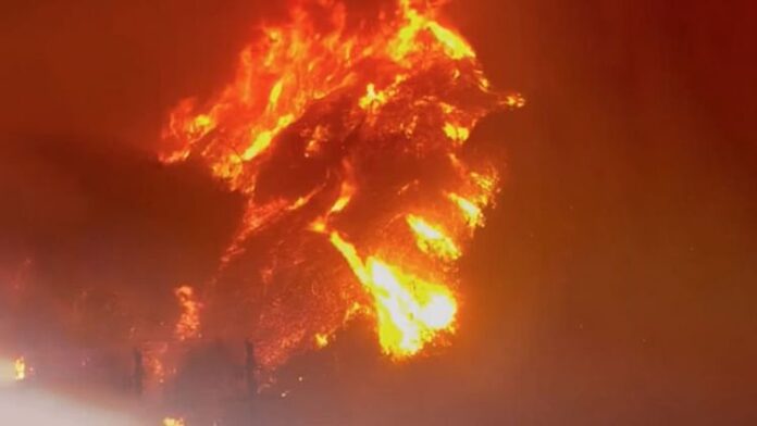 <b>लॉस-एंजिलिस-में-आग-का-कहर:-हजारों-इमारतें-राख,-जानें-पूरी-स्थिति</b>