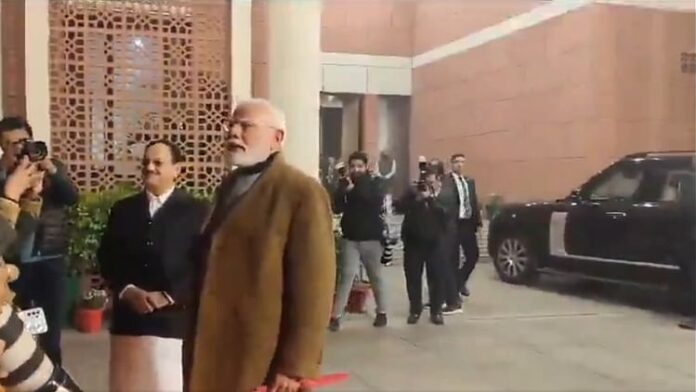 <b>प्रधानमंत्री-मोदी-ने-पत्रकारों-से-कहा:-‘ठंड-में-संभालिए,-कुछ-सिर-पर-रखिए’</b>