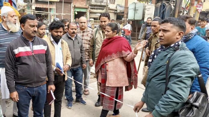 <b>संभल-के-मुख्य-बाजार-में-सरकारी-जमीन-पर-अतिक्रमण:-24-घंटे-का-अल्टीमेटम,-नहीं-तो-बुलडोजर-चलेगा</b>