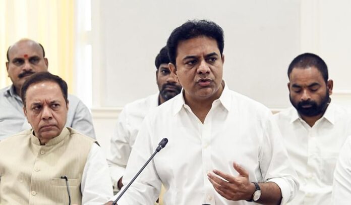 <b>तेलंगाना-में-बीआरएस-नेताओं-की-गिरफ्तारी-के-बाद-सियासी-तनाव-बढ़ा:-केटी-रामाराव-और-हरीश-राव-नजरबंद