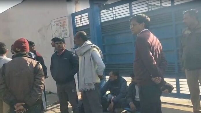 <b>हादसा:-बुलंदशहर-की-फैक्टरी-में-गैस-रिसाव-से-दो-मजदूरों-की-जान-गई,-एक-की-हालत-गंभीर</b>