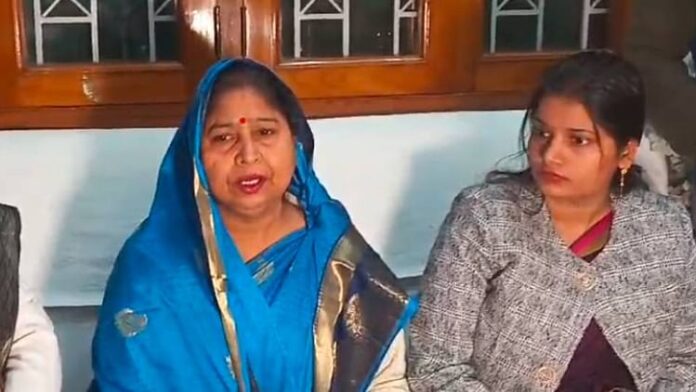 <b>सीतापुर-कांग्रेस-सांसद-के-खिलाफ-दुष्कर्म-के-आरोपों-पर-पत्नी-का-बयान,-कोर्ट-से-न्याय-की-उम्मीद</b>