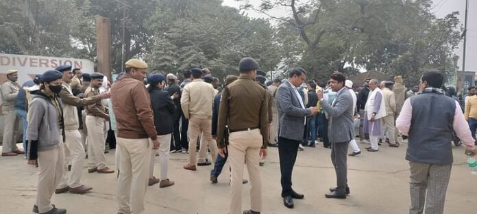 <b>बिहार-में-चुनावी-दंगे:-मतदान-स्थल-किया-गया-सील,-बिस्कोमान-अध्यक्ष-के-लिए-हुई-मारपीट</b>