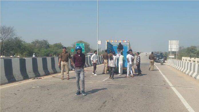 <b>झांसी-में-भीषण-सड़क-हादसा:-ट्रक-ने-बाइक-सवार-युवकों-को-रौंदा,-तीन-की-मौत</b>