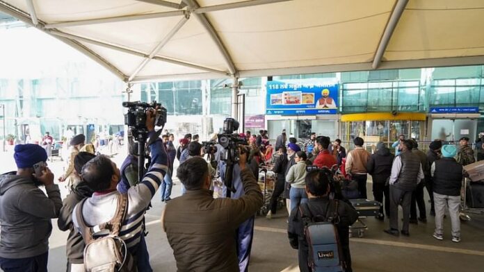 <h1>अमेरिका-से-डिपोर्ट-किए-गए-भारतीय-नागरिकों-के-साथ-अमानवीय-बर्ताव:-एक-गंभीर-समस्या