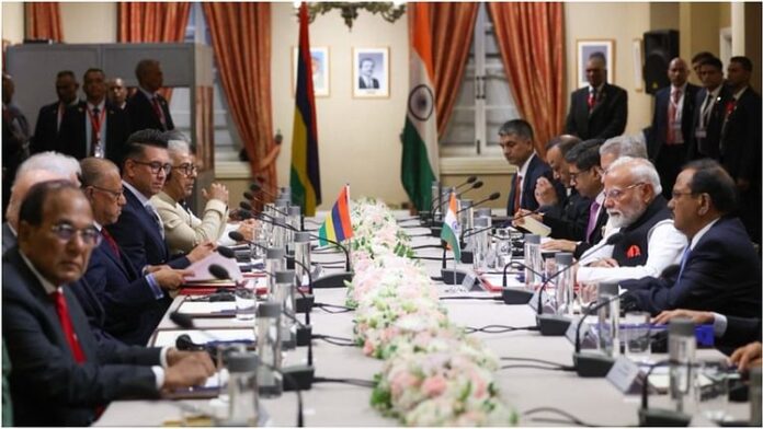 <b>प्रधानमंत्री-मोदी-ने-मॉरीशस-में-140-करोड़-भारतीयों-का-गर्व-बढ़ाया,-देश-के-सर्वोच्च-सम्मान-से-सम्मानित</b>