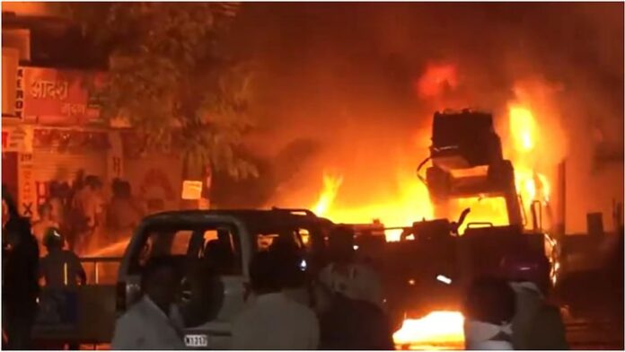 <b>महाराष्ट्र:-नागपुर-में-दो-गुटों-के-बीच-हिंसा,-वाहनों-में-आगजनी,-सीएम-फडणवीस-ने-की-शांति-की-अपील</b>