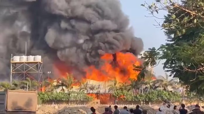 राजकोट-में-भीषण-आग:-तीन-लोगों-की-मौत,-कई-लोग-फंसे