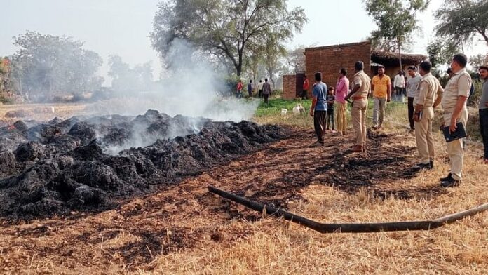 <b>किसान-की-मेहनत-राख-में-तब्दील:-झांसी-में-गेहूं-की-फसल-में-लगी-आग-ने-छीन-ली-खुशियां</b>