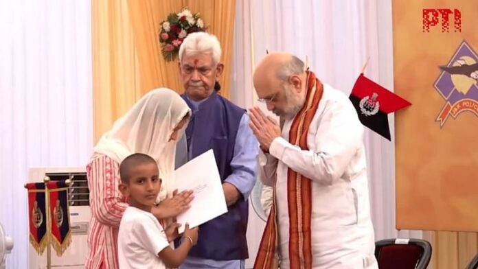 <b>शहीदों-के-परिवारों-के-साथ-गृहमंत्री-की-संवेदना,-बीएसएफ-के-जवानों-के-लिए-नई-तकनीकी-उपायों-का-एलान</b>