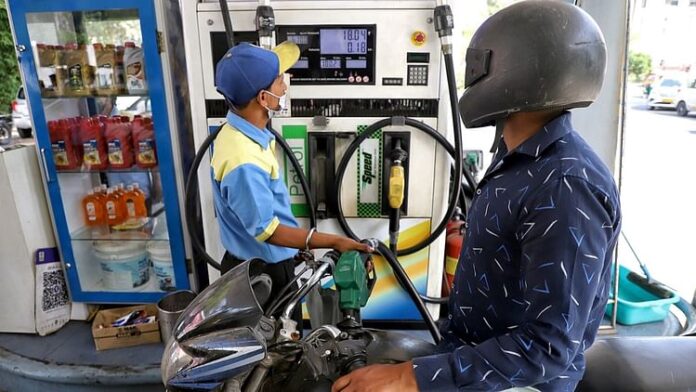 <b>पेट्रोल-डीजल-की-कीमतों-में-उत्पाद-शुल्क-में-बढ़ोतरी,-क्या-है-इसके-परिणाम?</b>