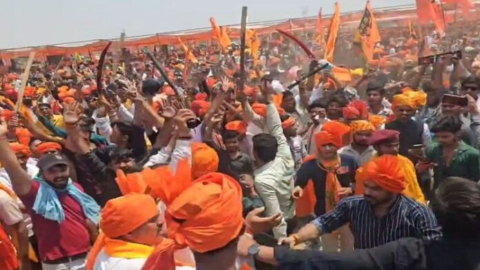 <b>आगरा-में-करणी-सेना-का-उग्र-प्रदर्शन,-सांसद-रामजी-सुमन-के-घर-के-बाहर-बढ़ी-सुरक्षा-व्यवस्था</b>