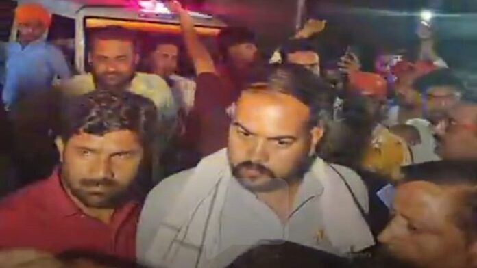 <b>धार्मिक-स्थल-पर-विवाद:-देवबंद-में-पथराव-से-दो-सेवादार-घायल</b>