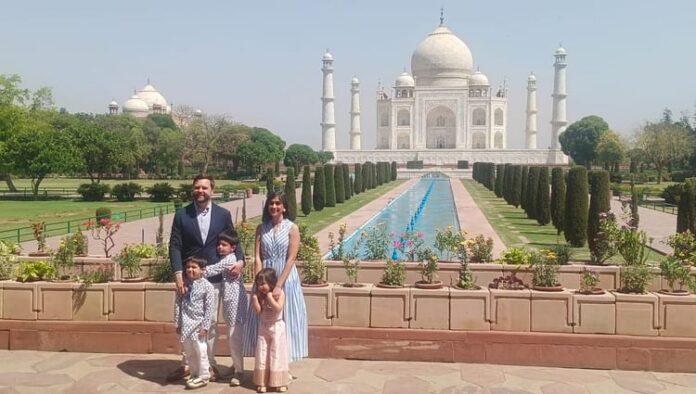 <b>अमेरिकी-उप-राष्ट्रपति-द्वारा-ताजमहल-की-अद्भुत-सुंदरता-का-गुणगान,-परिवार-के-साथ-लिया-दीदार</b>