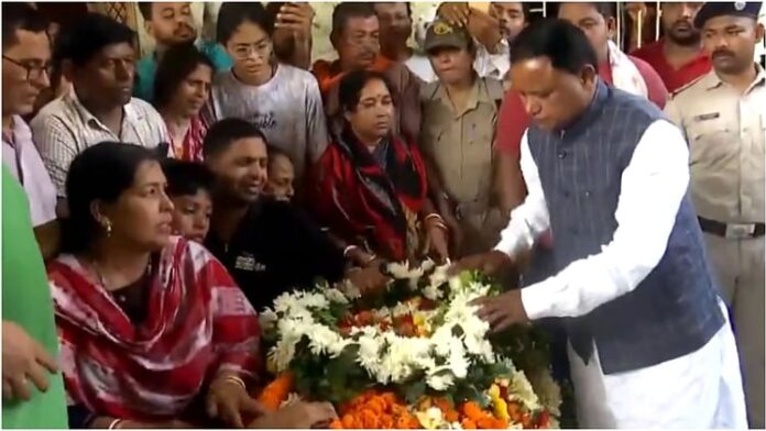 <b>पहलगाम-में-आतंकवादी-हमले-में-ओडिशा-के-युवक-का-अंतिम-संस्कार,-परिवार-को-मिलेगी-सरकारी-सहायता</b>