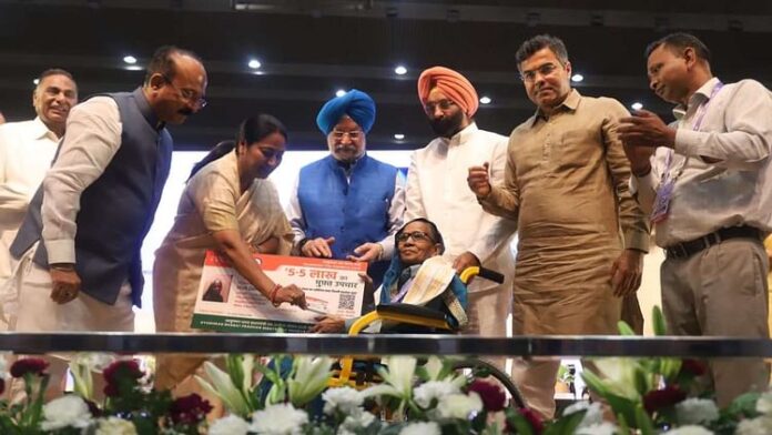 <b>दिल्ली-में-बुजुर्गों-के-लिए-10-लाख-का-निःशुल्क-चिकित्सा:-आयुष्मान-भारत-वय-वंदना-योजना-का-उद्घाटन</b>