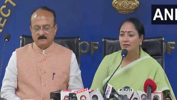 <b>दिल्ली-सरकार-ने-निजी-स्कूलों-की-फीस-वृद्धि-पर-लगाई-रोक,-अभिभावकों-को-मिली-नई-ताकत</b>