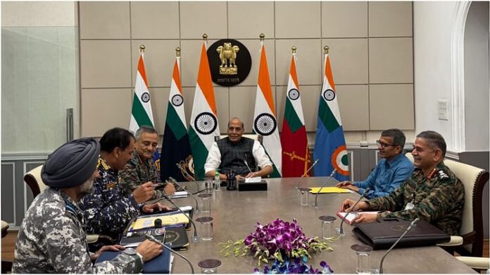 <b>भारत-पाकिस्तान-तनाव:-राजनाथ-सिंह-ने-सुरक्षा-स्थिति-पर-की-महत्वपूर्ण-समीक्षा-बैठक</b>