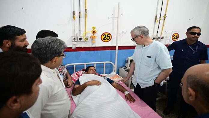 <b>जम्मू-में-पाकिस्तान-के-विफल-हमलों-के-बाद-सीएम-उमर-अब्दुल्ला-ने-हालात-का-लिया-जायजा,-उपराज्यपाल-उरी-पहुंचे</b>