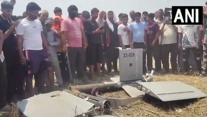 <b>भारत-पाकिस्तान-तनाव:-जम्मू-के-रेहल-सेदगढ़-गांव-में-मिले-मिसाइल-के-टुकड़े,-नौशेरा-में-तुर्की-का-ड्रोन-बरामद</b>