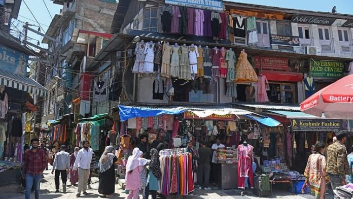 <b>कश्मीर-की-खूबसूरती-को-आतंक-का-साया:-डल-झील-की-उदासी-और-पर्यटन-पर-पड़ा-असर</b>