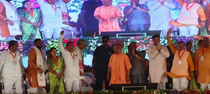 <b>सीएम-योगी-का-कासगंज-दौरा:-724-करोड़-की-विकास-परियोजनाओं-का-लोकार्पण,-दुश्मनों-को-दिया-गया-सख्त-संदेश</b>