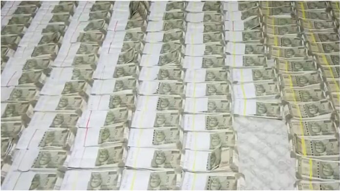 <b>ओडिशा:-सरकारी-इंजीनियर-ने-खिड़की-से-फेंके-नोट,-दो-करोड़-की-नकदी-बरामद</b>