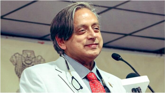 <b>शशि-थरूर-के-मोदी-की-तारीफ-से-कांग्रेस-में-मचा-हंगामा,-भाजपा-ने-उठाया-फायदा</b>